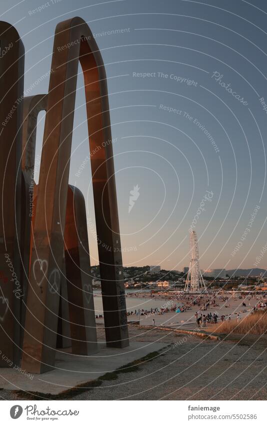 Lieblingsstadt Herz Lieblingsort Marseille Provence Côte d'Azur Strand Riesenrad Abendspaziergang Sonnenuntergang beschaulich Skulptur Vordergrund Licht