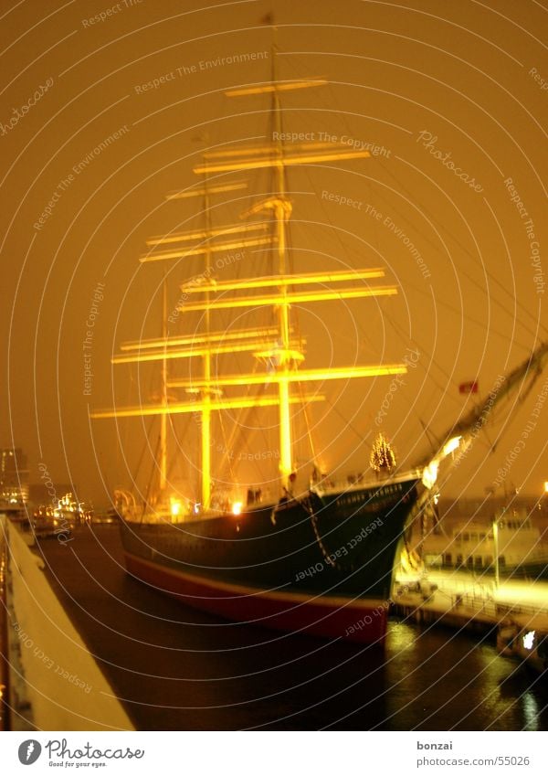 Schiff im Schnee Wasserfahrzeug Winter gelb Hamburg Hafen