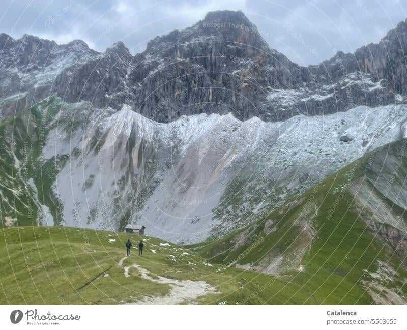 Wandern in den Alpen Tourismus Ferien & Urlaub & Reisen Berge u. Gebirge wandern Wanderer Pfad Wolken Landschaft Gipfel Himmel Felsen Umwelt Tag Natur