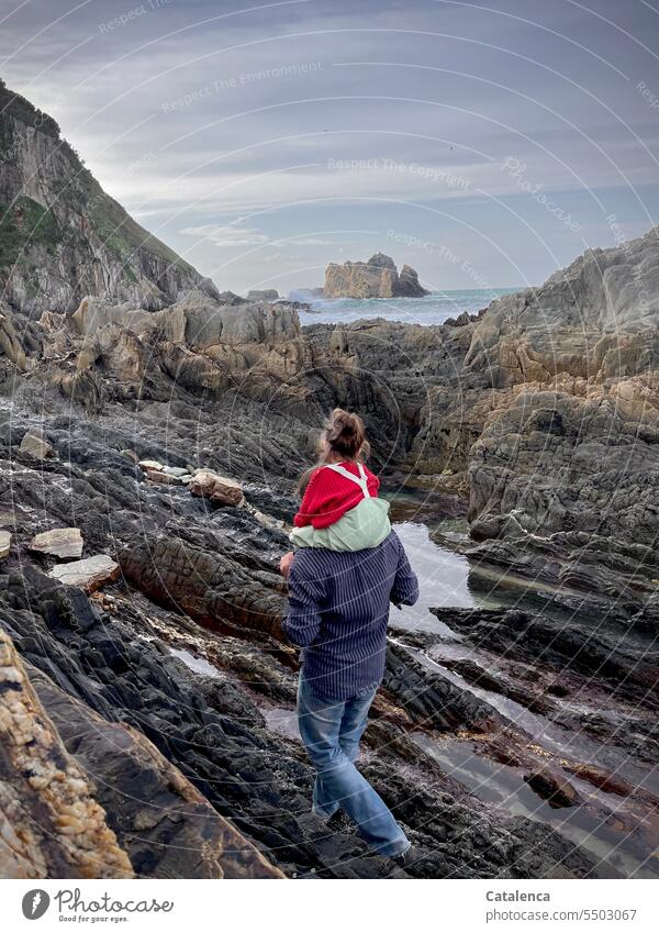 Spaziergang am felsigem Strand Wolken Steine Felsen Landschaft Felsformation Sehenswürdigkeit Gesteinsformationen Meer maritim Umwelt Tageslicht Klima Wetter