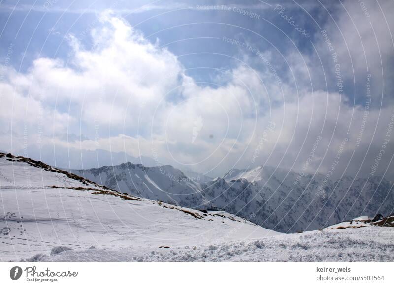 Berge mit Schnee in den Alpen alpen berge Berge u. Gebirge allgäu landschaft panoramablick gipfel bayern deutschland reisen urlaub natur wanderurlaub tourismus