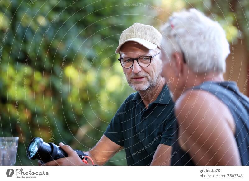 Drinkje bej Inkje | Zwei Männer im Gespräch vertieft, Fachsimpelei unter Fotografen Porträt Männergespräch reden sprechen Kommunizieren diskutieren Kamera