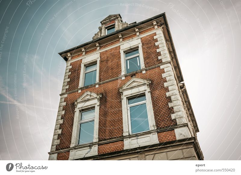 Kulisse Haus Turm Bauwerk Gebäude Mauer Wand Fassade Fenster Stein Backstein alt bedrohlich eckig groß hoch retro Stadt Perspektive Szenenbild Farbfoto