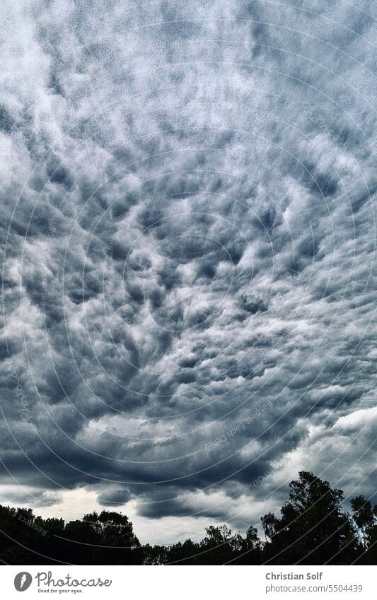 Dramatische Wolken am Himmel Wolkendecke Regenwolken dramatisch dramatischer himmel Wetter Wolkenwand Wolkenhimmel Gewitterwolken Klima Klimawandel