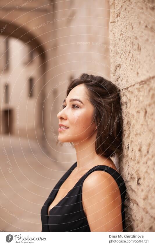 Schöne brünette Frau closeup sinnliches Porträt auf der Straße der historischen Stadt. Wunderschönes Mädchen Sightseeing in Europa. Selbstbewusste Frau, solo weiblichen Reisenden. Glamour und chic, Mode und Stil Konzept.