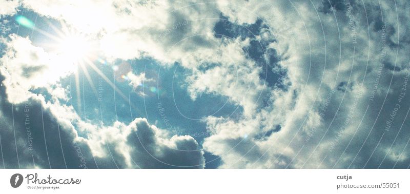 strahlung Wolken schlechtes Wetter Sonnenstrahlen träumen Strahlung blenden Sehnsucht himmlisch Himmel Gewitter Blendenfleck Wolkenloch Momentaufnahme