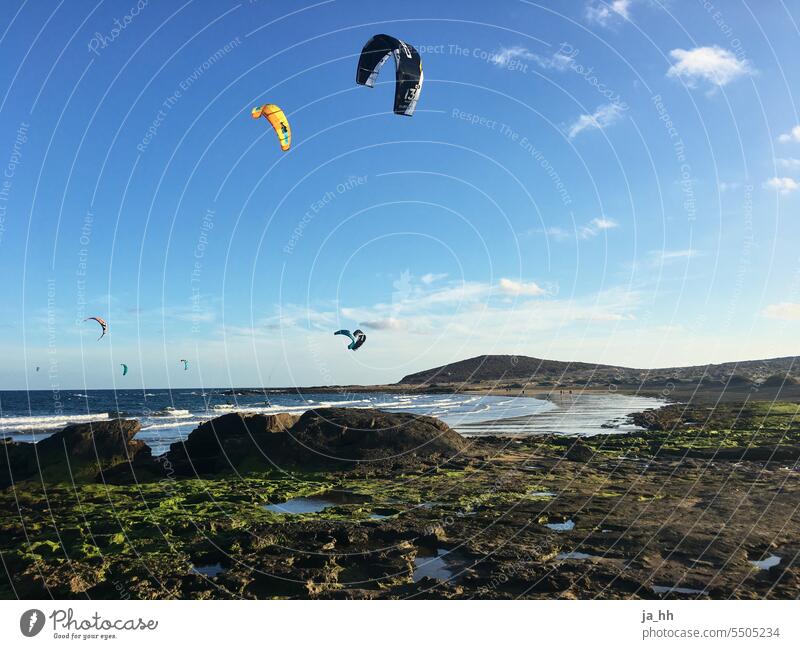 Kitesurfer am Strand auf Teneriffa Kiter Kitesurfen Surfen Meer Wassersport Kiting Ferien & Urlaub & Reisen Wellen Sport Himmel Küste Freiheit Farbfoto