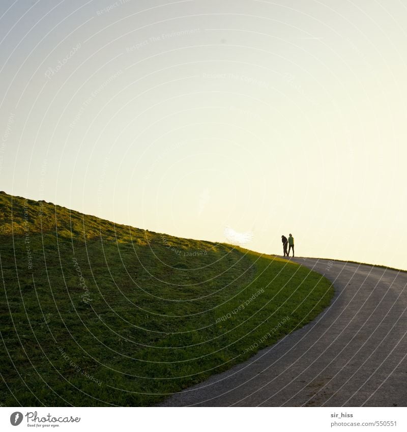 Um die Ecke gebracht Mensch 2 Erde Wolkenloser Himmel Gras Wiese Hügel Berge u. Gebirge Gipfel rennen laufen Ferien & Urlaub & Reisen Konflikt & Streit wandern