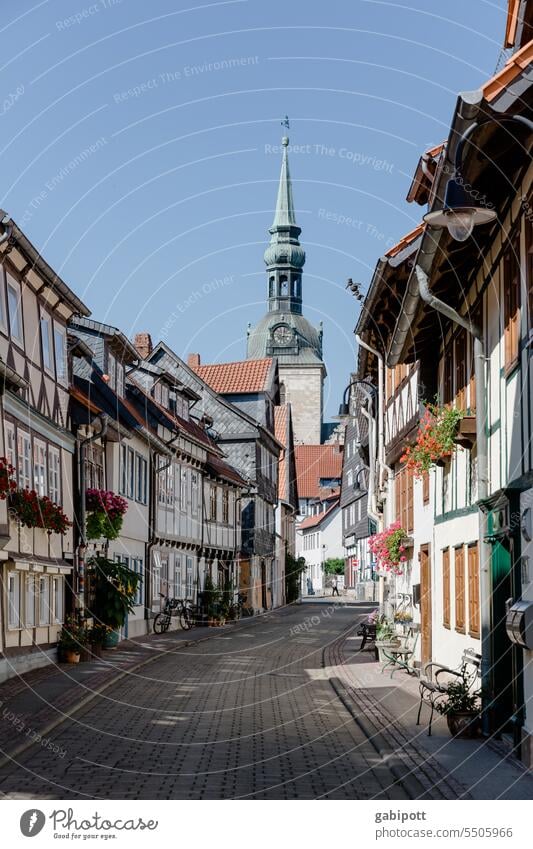 Fachwerkhäuser in Wolfenbüttel | Drinkje bej Inkje Fachwerkhaus Häuser Häuserzeile Kirchturm Altstadt historisch Außenaufnahme Stadt Architektur Gebäude Haus