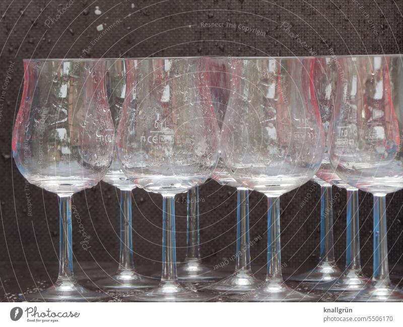 Leere Gläser Trinkglas Reflexion & Spiegelung glänzend Glas Licht Menschenleer durchsichtig Strukturen & Formen Nahaufnahme Detailaufnahme Lichtreflexe Stehen