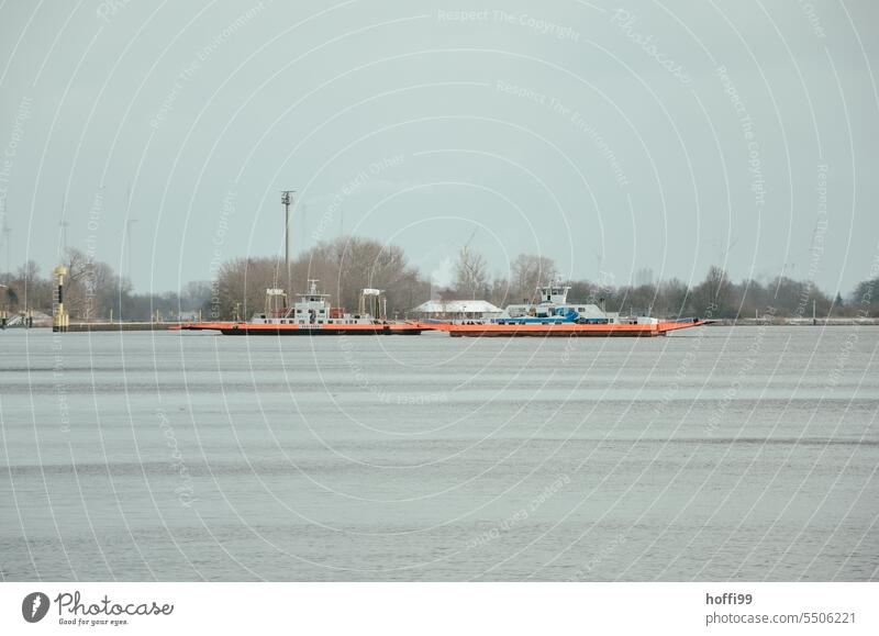 Autofähre auf einem Fluss Fähre Fährfahrt Wasserfahrzeug Schifffahrt Außenaufnahme Bootsfahrt Passagierschiff Wellen Überqueren fährverbindung Gedeckte Farben