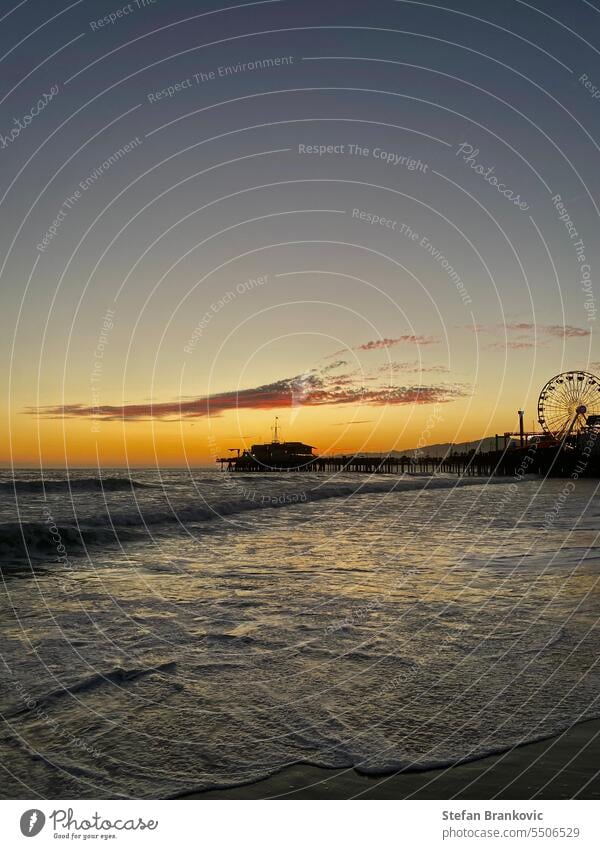 Der Pier von Santa Monica am Strand bei Sonnenuntergang Santa Monica Pier MEER Kalifornien Los Angeles