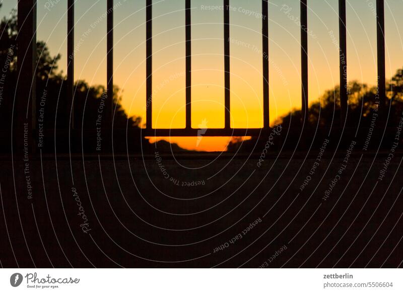 Abend an der Mäckeritzbrücke abend abendhimmel dunkel dämmerung düster farbspektrum feierabend froschperspektive hintergrund klima klimawandel menschenleer