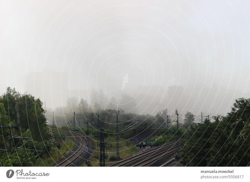 Verstaubte Luft an den Bahngleisen nach Schornsteinsprengung Nebel Staub trüb Gleis Schiene Mast Bäume Schatten Umrisse Gleisdreieck Gleisbett Arbeiter Mensch