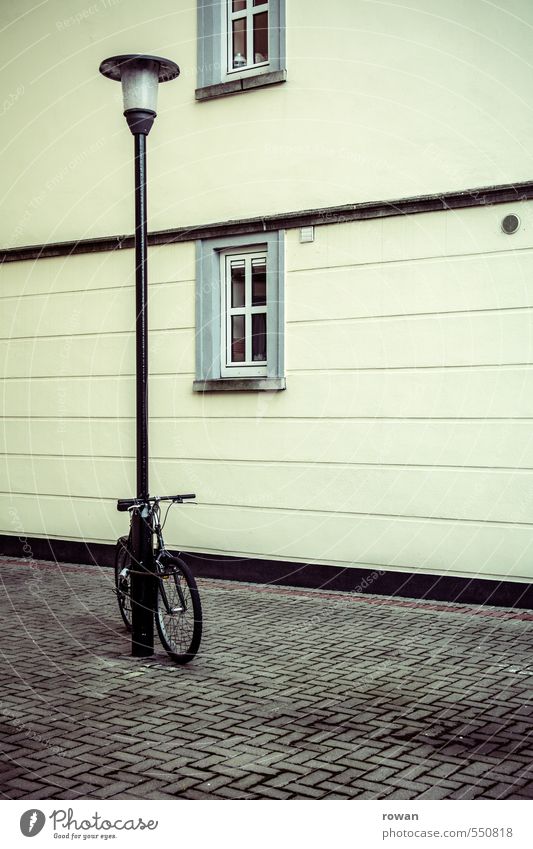 abgestellt Fassade Fenster Stadt Straßenbeleuchtung Fußgängerzone Fahrrad parken anlehnen Pflastersteine Heftpflaster Innenhof Farbfoto Außenaufnahme