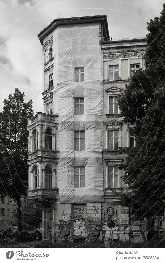 Verhüllung | Teilverhüllte Altberliner Fassade Gebäude Gründerzeitgebäude Altbau altes Haus altes Gebäude Hülle historische Fassade Kreuzberg Berlin Straßenecke