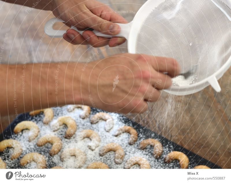 Puderzucker Lebensmittel Teigwaren Backwaren Ernährung lecker süß Vanillekipferl Plätzchen Weihnachtsgebäck Sieb verteilen Backblech Keks Weihnachten & Advent