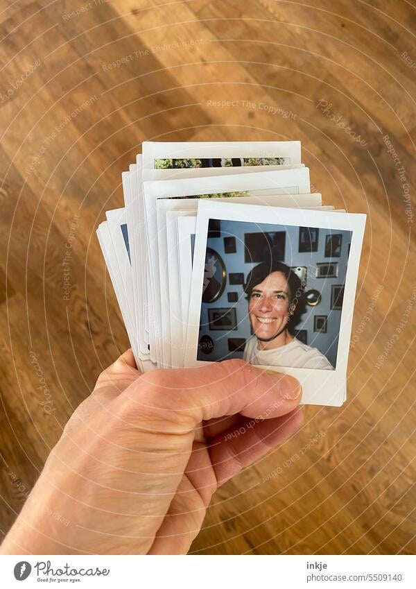 Portraitpolaroidstapel | drinkje bej inkje Polaroid Farbfoto Fotos Hand halten viele Bilder Porträt fröhliche Frau Bunt Kartenspiel sammeln Freundschaft