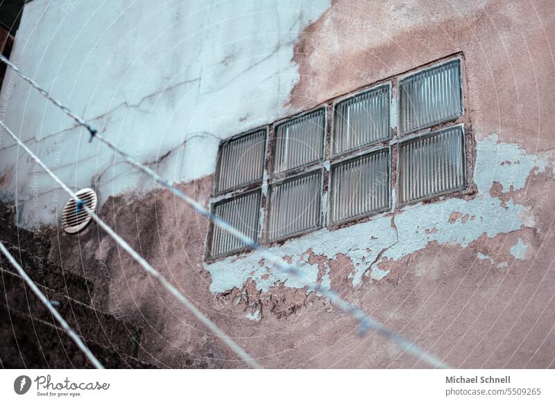 Glasbausteine an einem alten Haus Putz Putzfassade Lack ist ab Treppe nach oben Mauer Wand Fassade Strukturen & Formen Vergänglichkeit abblättern Zahn der Zeit