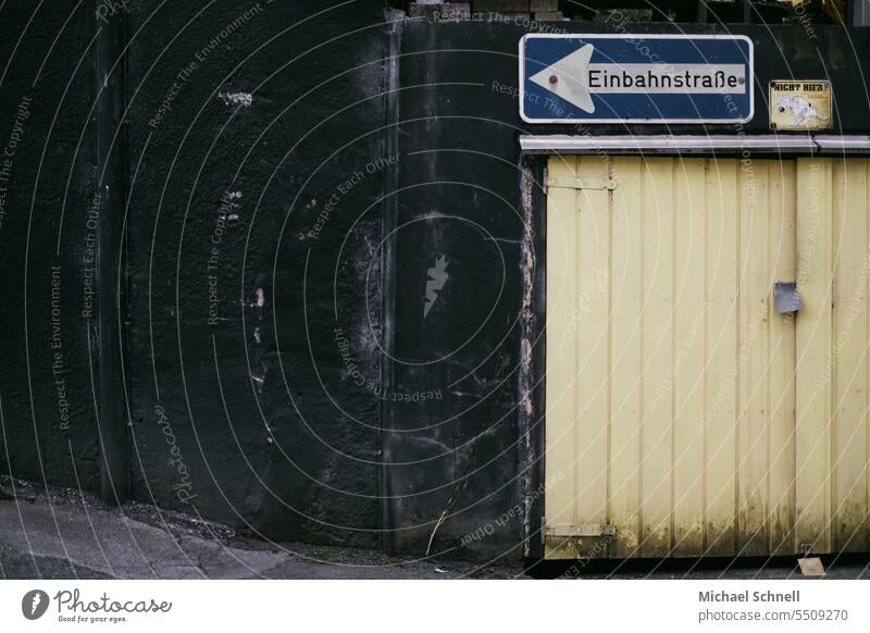 Einbahnstraße Einbahnstraßenschild Einbahnstraße linksweisend Linksverkehr Schilder & Markierungen Verkehrszeichen Verkehrsschild Farbfoto Hinweisschild