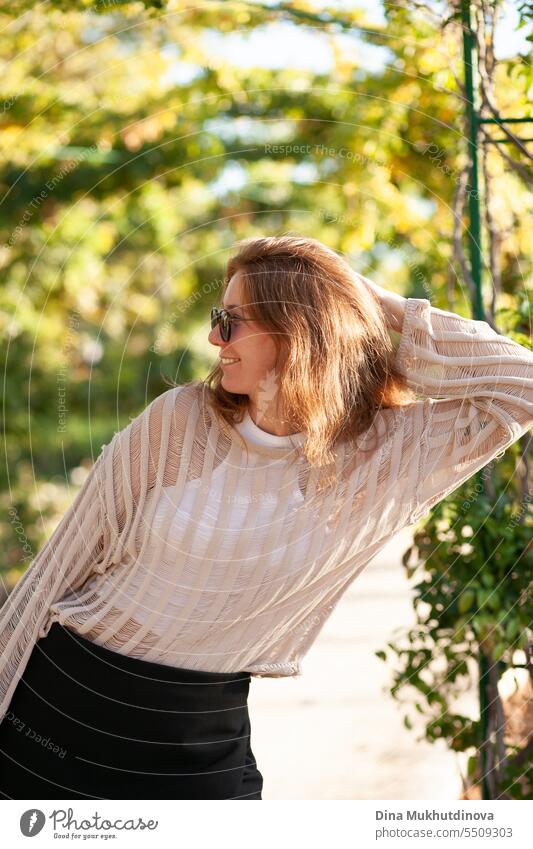 candid portrait of young happy smiling beautiful woman. Hübsches rothaariges Mädchen mit roten Haaren. Frau Park Lächeln Glück hübsch rote Haare heiter