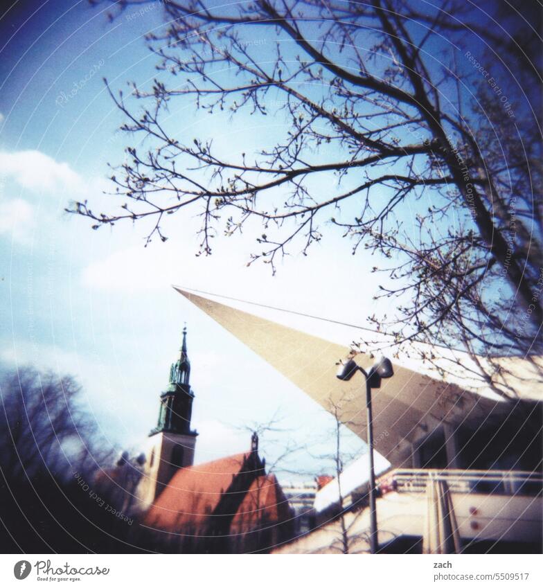 Spitzfindigkeiten analog Holga Fernsehturm Turm Scan Dia Lomografie Cross Processing cross Berlin Haus Himmel Stadt düster Kirche Fernsehturm Berlin Kirchturm