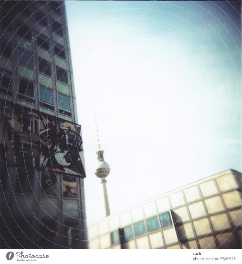 Ostalgie Lomografie analog Himmel Dia Holga Alexanderplatz Außenaufnahme Stadt Scan Berlin Berliner Fernsehturm Hauptstadt Stadtzentrum Turm Wahrzeichen