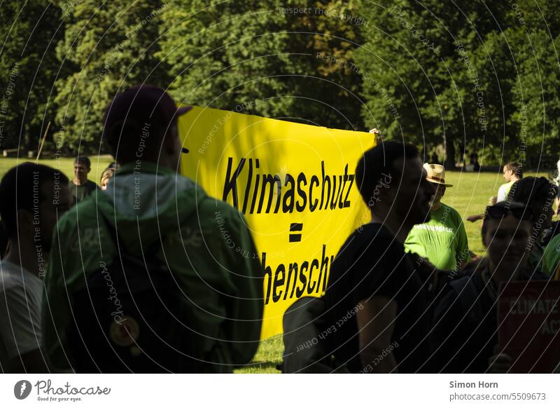 Banner fordert mehr Klimaschutz auf einer Demonstration Fahne Symbol Protest Aktionen Jugend Umweltschutz Klimakrise Klimaprotest Politik & Staat Klimawandel