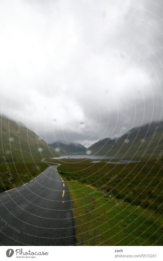 Alle Wetter Irland Straße Wege & Pfade Hügel Gras Wiese Wolken Natur grün Republik Irland Landschaft See Regen Nieselregen Regentropfen schlechtes Wetter