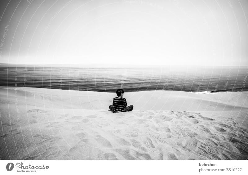 . Schwarzweißfoto träumen staunen Kindheit Aussicht ausblick Sohn Junge Namibia Afrika Wüste Sand Meer Ozean weite Ferne Fernweh Sehnsucht reisen Landschaft