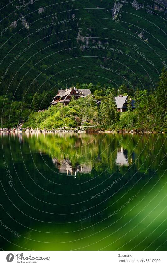 Hütte in den Bergen mit grünem Wald in der Nähe des Sees Kabine Nationalpark Landschaft Tourismus Morskie Oko Seeauge Touristen Natur Polen Tatra Zakopane