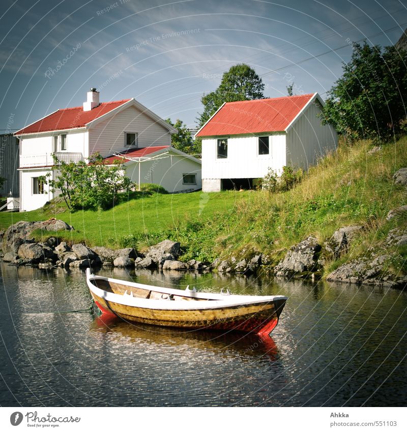 Boot am Haus Gesundheit Leben harmonisch Zufriedenheit Sinnesorgane ruhig Meditation Natur Schönes Wetter Gras Wiese Seeufer Fischerdorf Ruderboot rot Stimmung