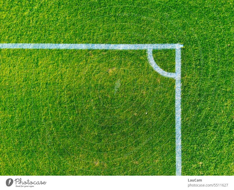 Das Runde muss ins Eckige Fußball Ecke Fußballplatz Sport Rasen Spielfeld Gras Sportrasen grün Linie Sportplatz Sportstätten Ballsport rund eckig rund und eckig