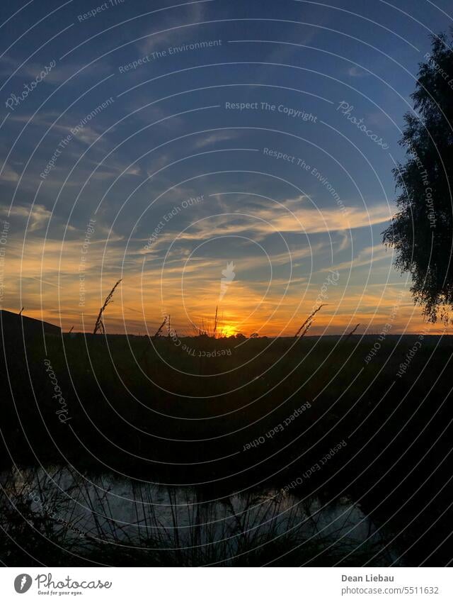 Sonnenuntergang über dem Fluss Feld Himmel Wolken Natur Nacht Abend dunkel orange