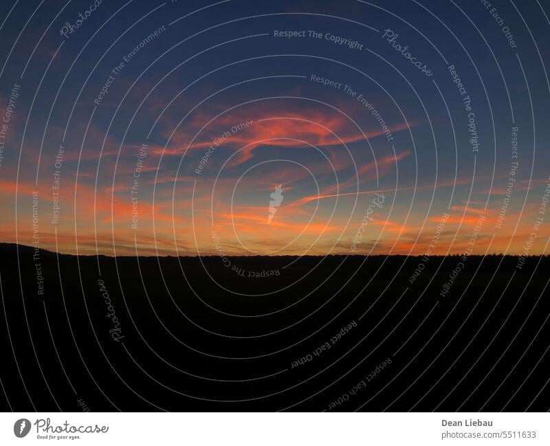 Orangefarbener Himmel orange Wolken Sonnenuntergang Nacht Horizont dunkel friedlich