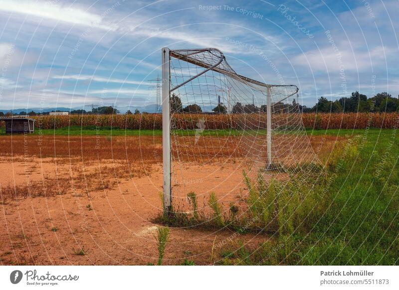 Bolzplatzromantik fußballplatz bolzplatz tor tornetz sport ursprünglich amateurfußball spiel freizeit tag farbfoto farbbild deutschland ländlich