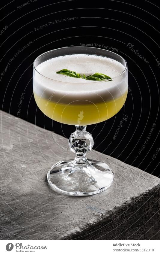 Pisco-Sour-Cocktail mit Minzblatt Alkohol Pisco sour Bierschaum Minze Blatt Glas liquide Aperitif Erfrischung Kelch sauer exotisch Zitrusfrüchte schäumen