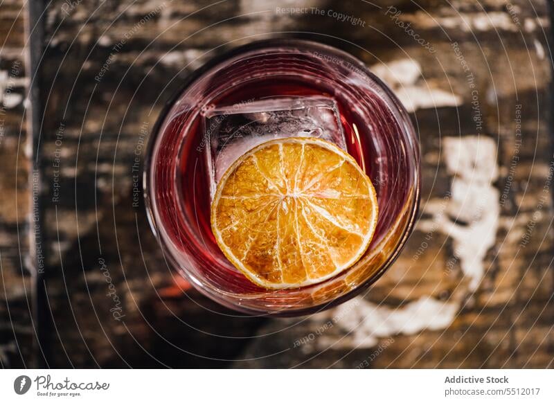 Glas Negroni-Cocktail mit Orangenscheibe und Eiswürfel Alkohol negroni orange Würfel Scheibe Zitrusfrüchte Erfrischung liquide Aperitif Frucht Tisch Schnaps Bar