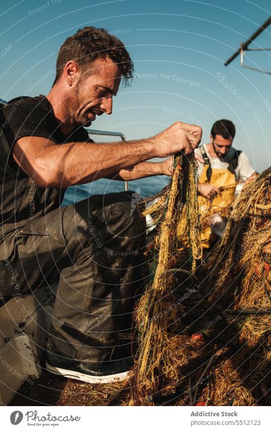 Hispanische Männer mit Fischernetz Netz Fischen MEER Boot Segel Sommer Natur Wasser Konzentration männlich Spanien Soller Mallorca ethnisch hispanisch Fokus