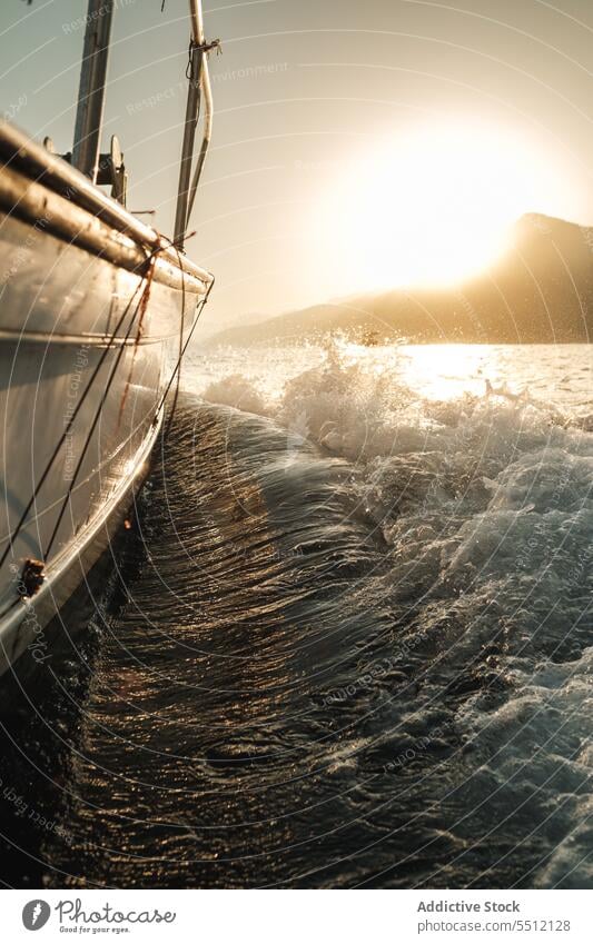 Fischerboot auf dem Meer bei Sonnenuntergang Fischen Segel Boot Schoner Wadenfisch jagen Netz winken MEER Soller Balearen Mallorca Tradition Trawler Schiff