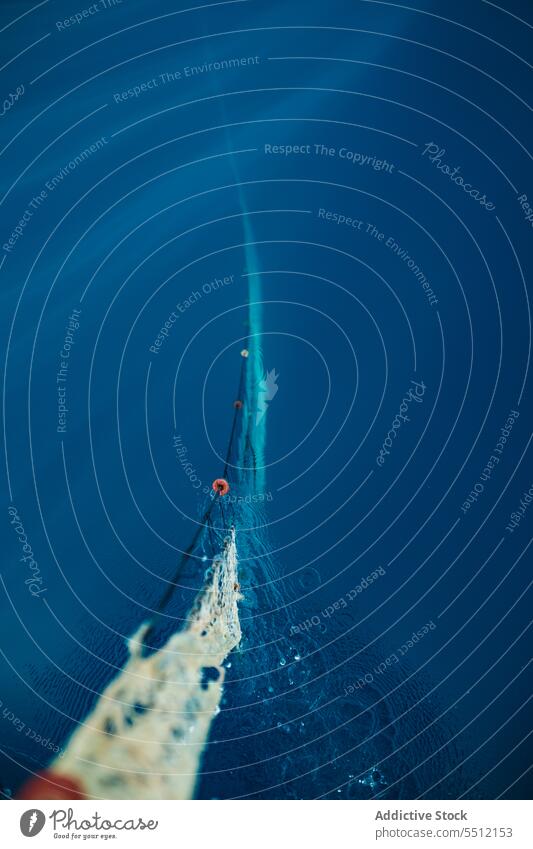 Unterwasser treibendes Netz beim traditionellen Fischfang Fischen marin Schwimmer Wasser MEER fangen tief unter Wasser Meer Soller Mallorca Baleareninsel