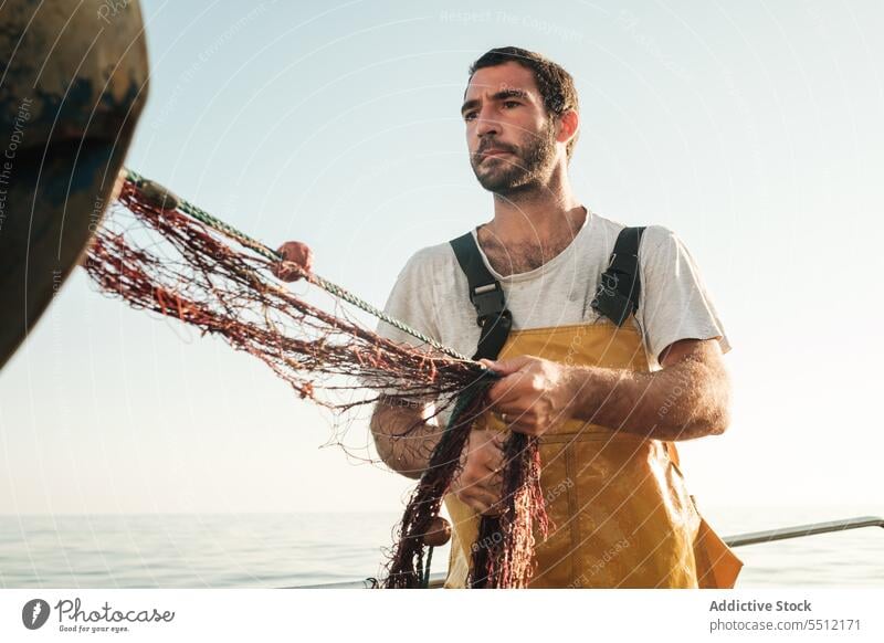 Fischer, der vom Segelboot aus im offenen Meer fischt Boot MEER Fischen Netz Schoner Arbeit Uniform männlich Soller Balearen Mallorca Wadenfisch jagen Trawler