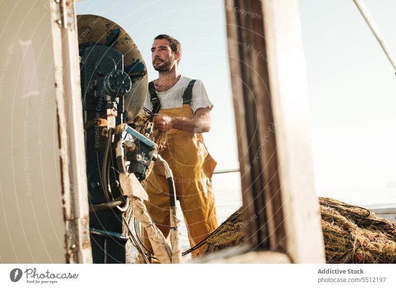 Fischer, der vom Segelboot aus im offenen Meer fischt Boot MEER Fischen Netz Schoner Arbeit Uniform männlich Soller Balearen Mallorca Wadenfisch jagen Trawler