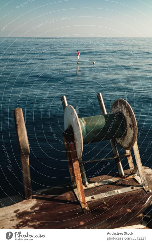 Fischereigeräte in der Nähe von Meerwasser Rolle MEER Fischen Wasser Gerät marin Rippeln Sommer Soller Baleareninsel Mallorca blau Metall Rust Natur