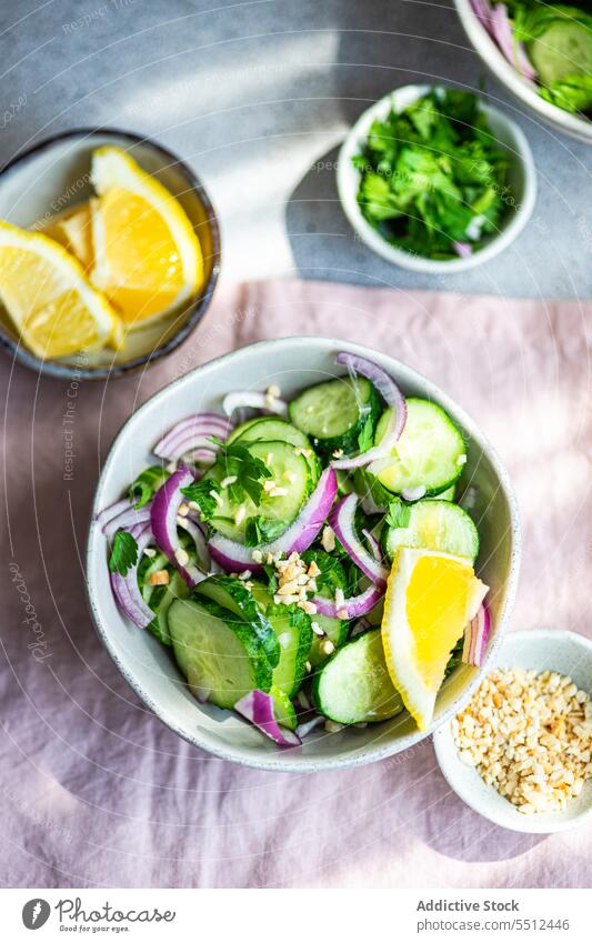 Ansicht eines gesunden Gemüsesalats von oben Salatbeilage organisch Gewürz Salatgurke Vegetarier Schalen & Schüsseln Zwiebel Kraut Paprika Zitrone Murmel