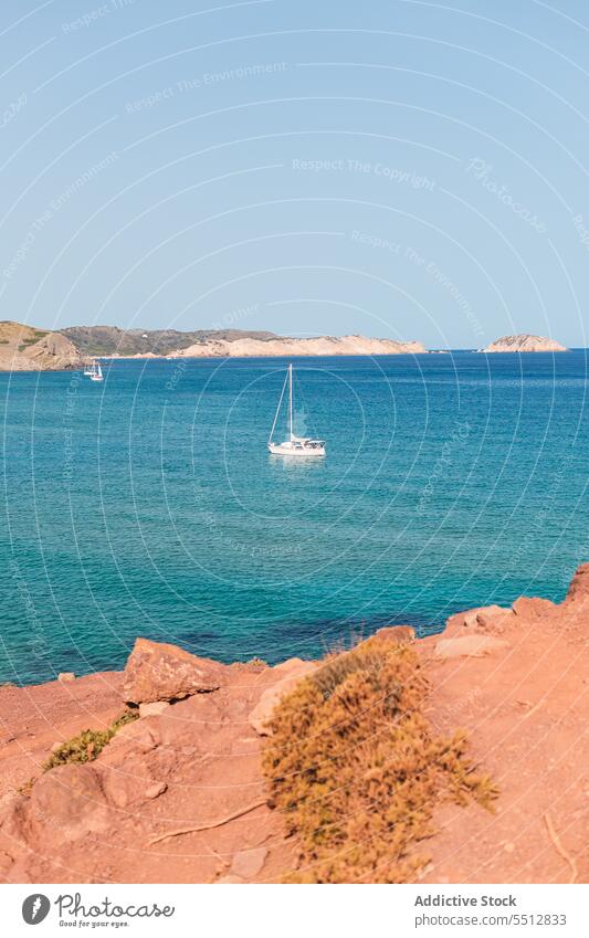 Boot schwimmt im blauen Meer MEER Wasser Schwimmer Jacht Natur Formation Himmel Rippeln Gefäße Blauer Himmel Sommer marin Meereslandschaft Verkehr Spanien