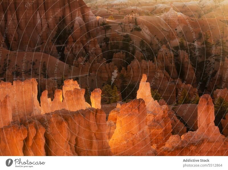 Aussicht auf eine felsige Schlucht in der Abenddämmerung Grand Canyon Wahrzeichen Sonnenuntergang Formation Landschaft rau Natur spektakulär USA