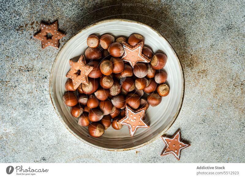 Teller mit Kastanien und Weihnachtsgebäck Weihnachten Keks Lebkuchen Dessert Feiertag Lebensmittel feiern geschmackvoll lecker festlich süß Gebäck Haufen