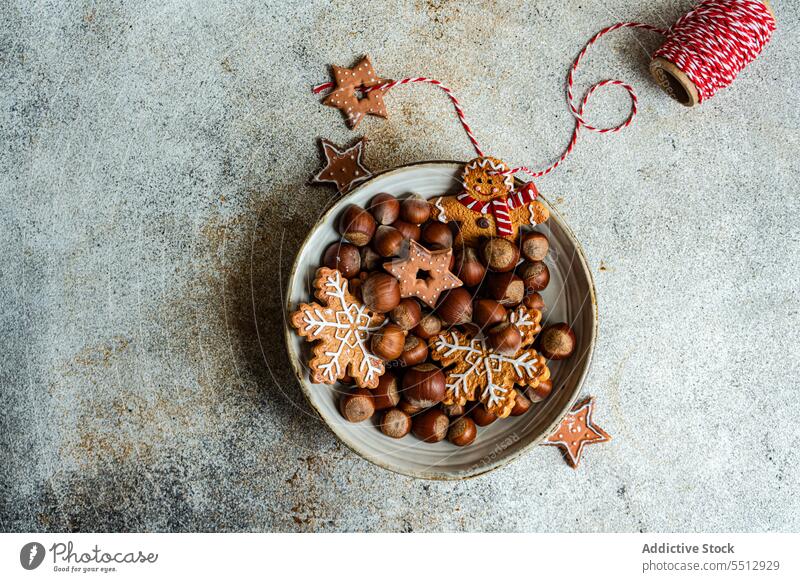 Teller mit Kastanien und Weihnachtsgebäck Weihnachten Keks Lebkuchen Faser Dessert Feiertag Lebensmittel feiern geschmackvoll lecker festlich süß Gebäck Haufen