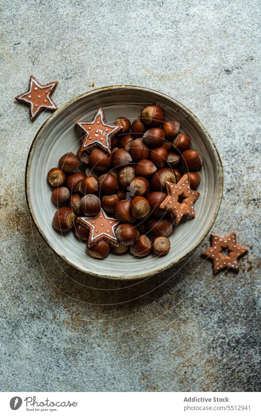 Teller mit Kastanien und Weihnachtsgebäck Weihnachten Keks Lebkuchen Dessert Feiertag Lebensmittel feiern geschmackvoll lecker festlich süß Gebäck Haufen